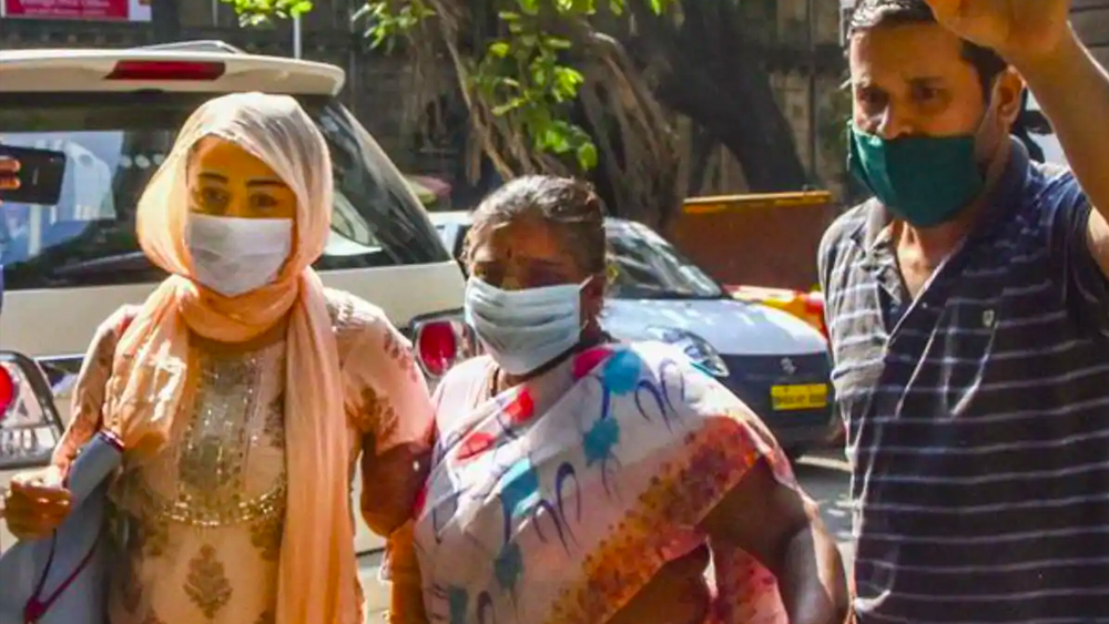 শাবানার সঙ্গে আরও ৪ মাদক পাচারকারীকে গ্রেফতার করা হয়েছে। সোমবার শাবানার ডাক্তারি পরীক্ষা করা হয়েছে বলে সংবাদ সংস্থা সূত্রে খবর। জিজ্ঞাসাবাদের জন্য সমন পাঠানো হয়েছে প্রযোজক ফিরোজকেও।