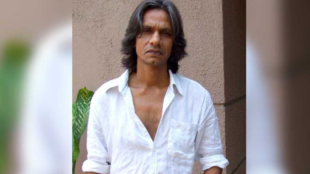 ১৯৬৩ সালে দিল্লিতে জন্ম বিজয়ের। কলেজে পড়ার সময় থেকেই টুকটাক অভিনয় করতেন। লক্ষ্য ছিল বলিউড। তাই কলেজে পড়া শেষ করেই দিল্লিতে ন্যাশনাল স্কুল অব ড্রামায় ভর্তি হন।