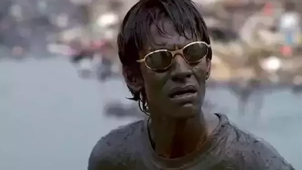 ২০০৪ সালের ফিল্ম ‘রন’-এ কমেডিয়ান হিসাবে তিনি প্রশংসিত হন। আবার ২০১১ সালের ‘দিল্লি বেলি’তে গ্যাংস্টার হয়েও দর্শকদের প্রশংসা কুড়োন।