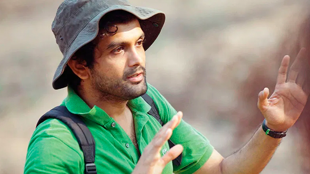 কিন্তু পরিচালক অমিত মসুরকর তাঁর ফিল্ম নিয়ে কোনও আলোচনা বা সমালোচনা শুনতে চান না বলে বিজয়কে ফিল্ম থেকে সরিয়ে দেন। তাঁর বদলে অন্য অভিনেতাকে আনার কথা চলছে।