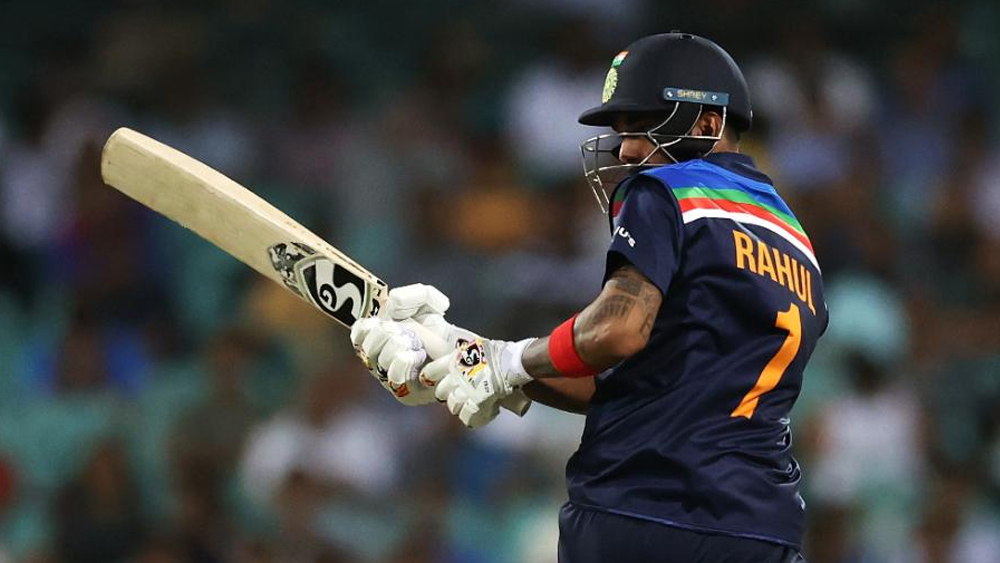 লোকেশ রাহুল: তাঁর মতো একজন প্রতিভাবান ব্যাটসম্যানের জন্য ৫ নম্বর বোধ হয় একটু বেশিই নীচের দিকে হয়ে যাচ্ছে। রবিবার সিডনির ম্যাচে তিনি যখন নামেন, তত ক্ষণে ভারতের ১৫৩ রানে ৩ উইকেট পরে গিয়েছে। ৩৯০ রান তাড়া করতে নেমে চালিয়েই খেলছিলেন তিনি। তবে বেশ দেরিই হয়ে গিয়েছে তখন। মারতে গিয়েই উইকেট দিয়ে এলেন তিনি।