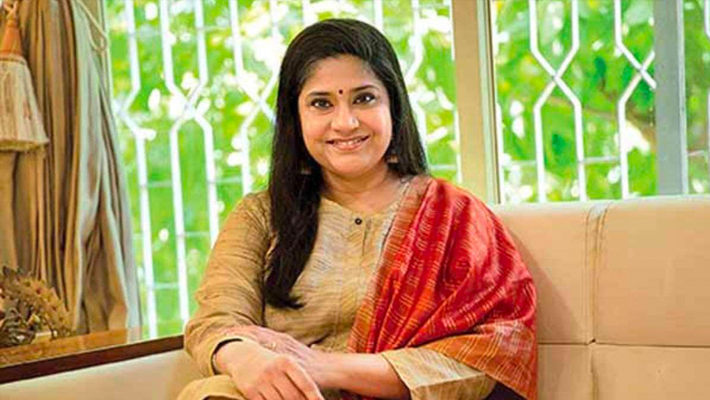 ১৯৬৬ সালের ৭ অক্টোবর মহারাষ্ট্রে জন্ম রেণুকার। বাবা লেফ্টেন্যান্ট বিজয়কুমার শহাণে ছিলেন ভারতীয় নৌবাহিনীর অফিসার। মা শান্তা গোখলে থিয়েটার ব্যক্তিত্ব এবং চলচ্চিত্র সমালোচক।  মূলত মরাঠি থিয়েটারেই কাজ করতেন তিনি।