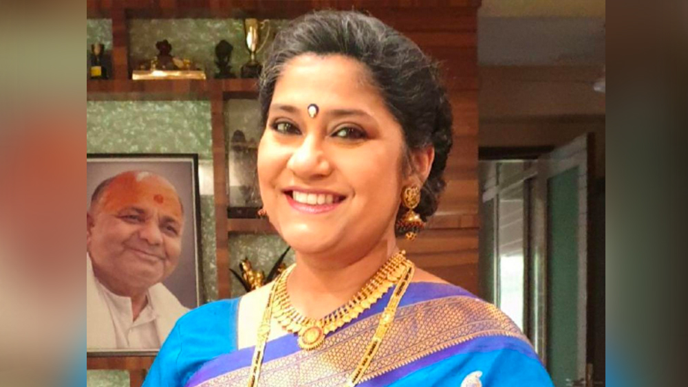 খুব ছোট বয়সে মা-বাবার বিচ্ছেদ হয়ে গিয়েছিল। তার পর থেকে রেণুকা এবং ভাই মায়ের কাছেই থাকতেন।