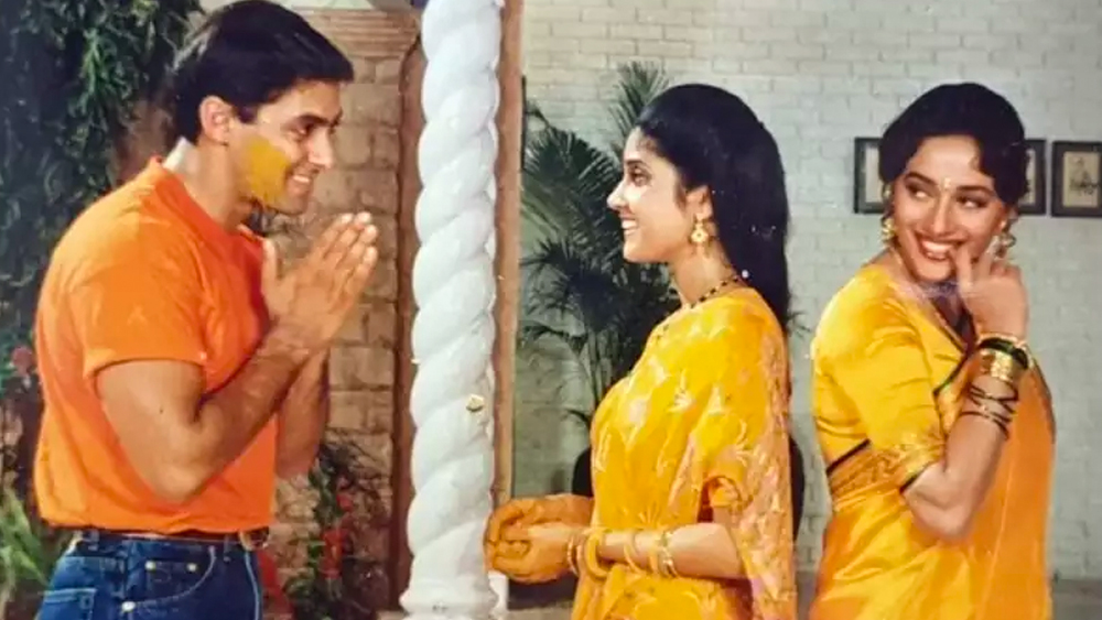 ‘হম আপকে হ্যায় কৌন’ ছবিতে রেণুকা সলমনের পূজা বৌদির ভূমিকায় অভিনয় করেছিলেন।