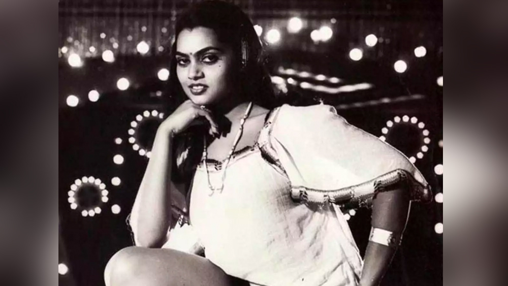 ১৯৬০ সালের ২ ডিসেম্বর অন্ধ্রপ্রদেশের ইলোরুতে এক তেলুগু পরিবারে জন্ম তাঁর। পরিবারের আর্থিক অবস্থা ছিল শোচনীয়।