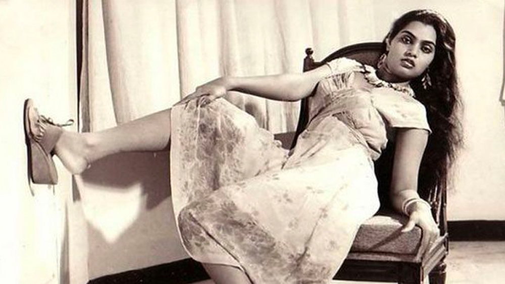 কিন্তু বিবাহিত জীবন ছিল আরও দুঃসহ। বিয়ের পর থেকে তাঁর উপর শারীরিক এবং মানসিক নির্যাতন শুরু হয়। সে সব মানতে না পেরে বাড়ি থেকে পালিয়ে চেন্নাই চলে আসেন।