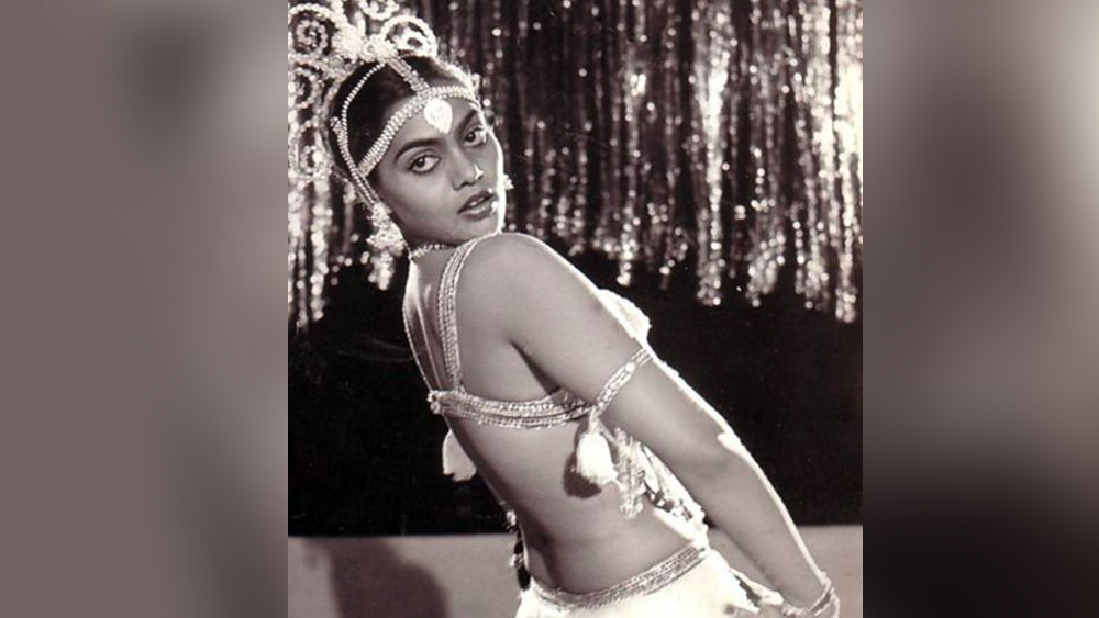 চেন্নাইয়ে এক অভিনেত্রীর বাড়িতে প্রথম পরিচারিকার কাজ পান তিনি। তিনি ওই অভিনেত্রীর মেক আপে সাহায্য করতেন। একদিন ওই অভিনেত্রীর বাড়িতে এক পরিচালক আসেন। তাঁর বড় গাড়ি দাঁড়িয়ে দেখছিলেন সিল্ক।