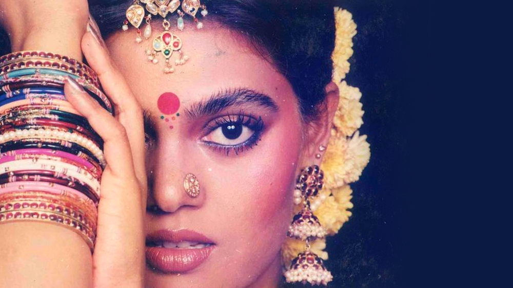 এ নিয়ে অভিনেত্রী তাঁকে ব্যঙ্গ করেছিলেন। সিল্কও প্রত্যুত্তরে জানিয়ে দেন, একদিন এ রকমই বড় গাড়িয়ে চেপে যাবেন তিনি আর সেই গাড়িটা তাঁর নিজের হবে। এর পরই দুনিয়ার কাছে নিজের দক্ষতা প্রমাণ করার জেদ চেপে যায় তাঁর।