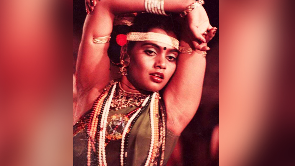 তিনি প্রথম একটি মালয়ালম ফিল্মে ছোট চরিত্রে অভিনয়ের সুযোগ পান। তাঁর অভিনয় দেখে মুগ্ধ হয়েছিলেন পরিচালক ভিনু চক্রবর্তী। এই পরিচালকই সিল্কের মেন্টর।