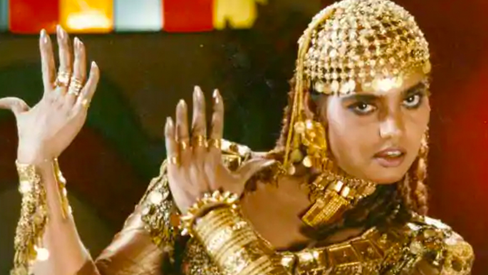 ১৯৮০-র তামিল ছবি ‘বন্দিচক্করম’ ছিল তাঁর প্রথম ফিল্ম, যাতে তিনি গুরুত্বপূর্ণ চরিত্রে অভিনয় করেন। এই ফিল্মে তিনি একজন বার গার্ল হয়েছিলেন। এবং তাঁর চরিত্রের নাম হয়েছিল 'সিল্ক'। সেই থেকেই তিনি 'সিল্ক স্মিথা'।