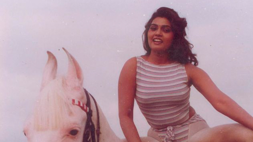 মৃত্যুর আগে তাঁর এক বন্ধুকে ফোন করে কিছু একটা বলতে চেয়েছিলেন তিনি। তাঁর বন্ধু যত ক্ষণে পৌঁছন, তত ক্ষণে সিল্কের মৃত্যু হয়েছিল। ময়নাতদন্তে তাঁর শরীরে প্রচুর অ্যালকোহল পাওয়া গিয়েছিল এবং এটাকে সুইসাইড বলেই কেস বন্ধ করে দেওয়া হয়েছিল।