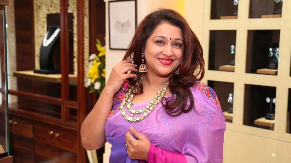 যাঁর সঙ্গে তিনি সম্পর্কে জড়িয়ে ছিলেন, তিনি বলিউডের নায়িকা ফারহিন। কোনও এক সময়ে ফরহীনকে বলা হত মাধুরী দীক্ষিতের লুক অ্যালাইক। তবে মাধুরীর সমরূপী হয়েও তাঁর কেরিয়ার দীর্ঘ হয়নি ইন্ডাস্ট্রিতে।