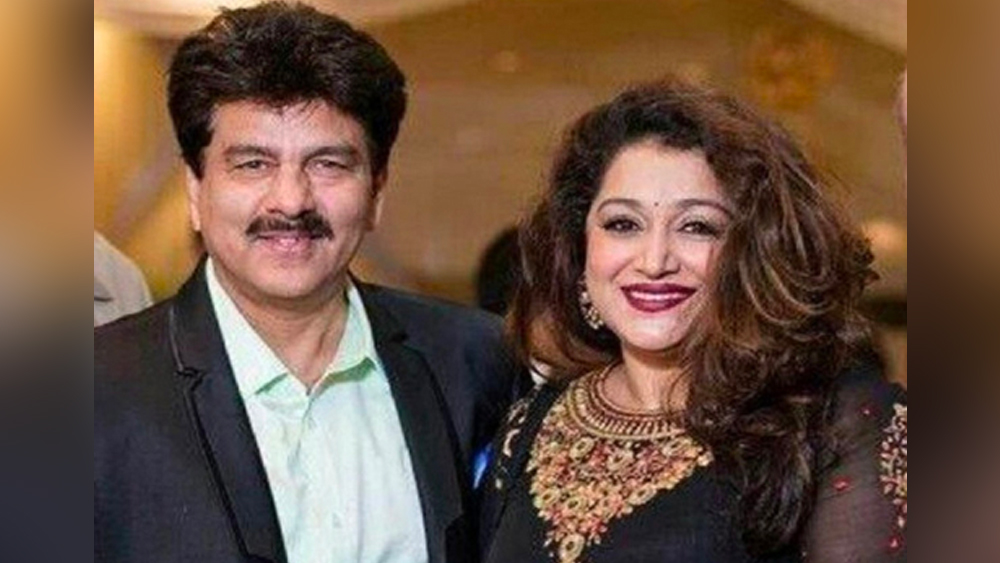 গত বছর হঠাৎই প্রভাকরের পারিবারিক বিবাদ জায়গা করে নেয় শিরোনামে। বিতর্কের কেন্দ্রে ছিলেন তাঁর প্রথম স্ত্রী সন্ধ্যা। প্রসঙ্গত প্রভাকরের থেকে বয়সে ৩ বছরের বড় সন্ধ্যা দ্বিতীয় বার বিয়ে করে বিদেশে চলে গিয়েছিলেন।