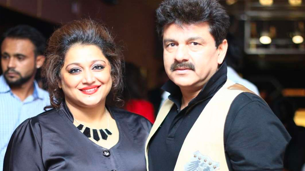 পুলিশের কাছে সন্ধ্যার অভিযোগ ছিল, প্রভাকর এবং ফরহীন দু’জনে মিলে চক্রান্ত করে তাঁর সম্পত্তি বিক্রি করে দিয়েছেন। এ বিষয়ে কথা বলতে গেলে তাঁকে নাকি হুমকি দিয়েছেন ফরহীন। অভিযোগ সন্ধ্যার।