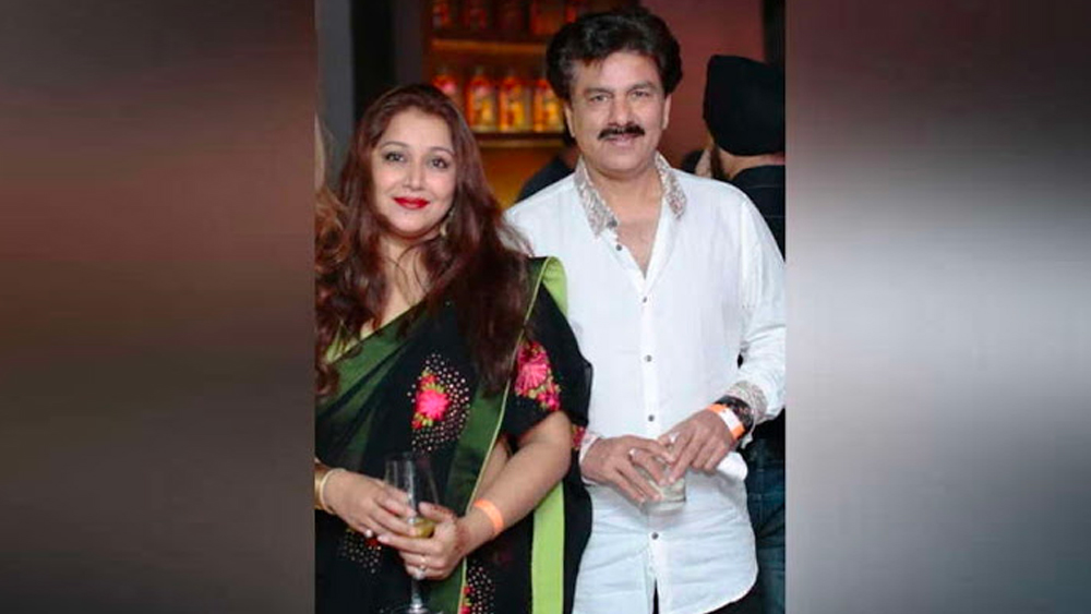 এফআইআর-এ সন্ধ্যার বক্তব্য ছিল, দিল্লির সর্বপ্রিয় বিহারে একটি ফ্ল্যাট কিনেছিলেন তাঁর দ্বিতীয় স্বামী প্রয়াত লক্ষ্মীচাঁদ পণ্ডিত। ২০০৬ অবধি ওই ফ্ল্যাটে থাকতেনও সন্ধ্যা। এরপর তিনি ঠিকানা পরিবর্তন করলে ওই ফ্ল্যাটটি বছর দুয়েক আগে অবধিও মাঝে মাঝে ব্যবহার করতেন তাঁর পরিবারের সদস্যরা। ঘটনাচক্রে একই আবাসনে ফরহীনকে নিয়ে সপরিবার থাকেন প্রভাকরও।