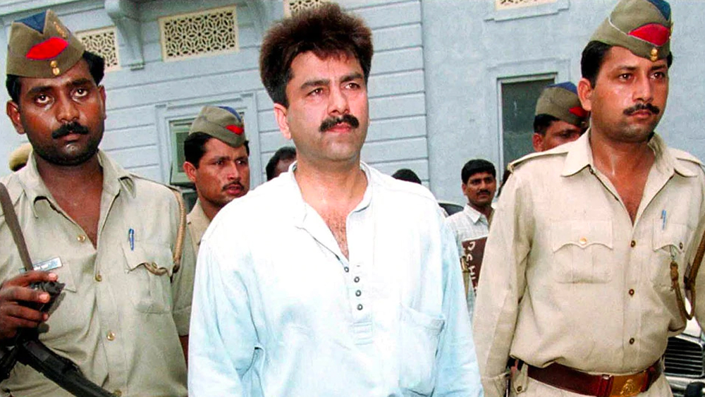 ক্রিকেটের পাশাপাশি পা রেখেছিলেন রাজনীতিতেও। কিন্তু সেখানেও ব্যর্থ।১৯৯৬ সালে ক্রিকেট থেকে অবসরের পরে যোগ দেন অল ইন্ডিয়া ইন্দিরা কংগ্রেস ( তিওয়ারি) দলে। সে বছরই লোকসভা নির্বাচনে দক্ষিণ দিল্লি থেকে প্রতিদ্বন্দ্বিতা করে পরাজিত হন। ২০০১ সালে চিটফান্ড কাণ্ডেও জড়িয়ে পড়েন তিনি।
(ছবি: আর্কাইভ এবং সোশ্যাল মিডিয়া)