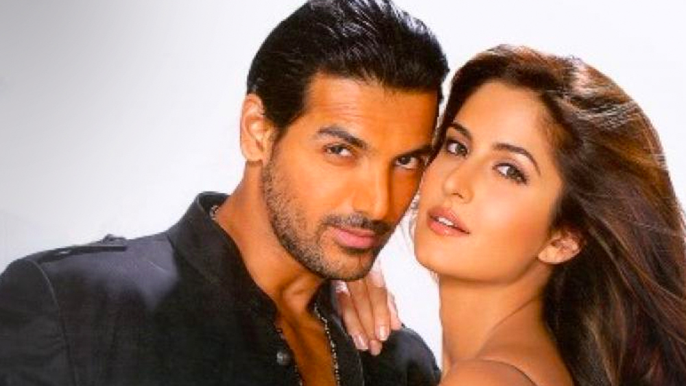 এই ফিল্মে ক্যাটরিনার বিপরীতে অভিনয় করছিলেন জন আব্রাহাম। জনও তখন উঠতি অভিনেতা।