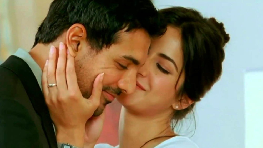 মডেলিং থেকে তখন সবে বলিউডে পা রাখছেন জন। জন এবং ক্যাটরিনা দু'জনেই তখন ইন্ডাস্ট্রিতে নতুন।