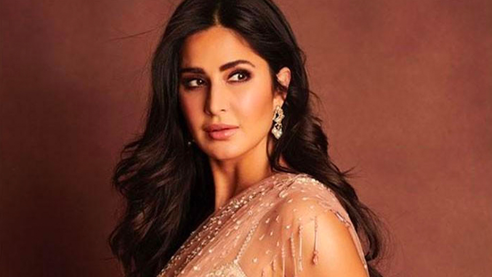 ফিল্মের শ্যুটিংও শুরু হয়। কিন্তু তৃতীয় দিন সেটে গিয়ে ক্যাটরিনা জানতে পারেন, তাঁকে ফিল্ম থেকে বাদ দেওয়া হয়েছে।