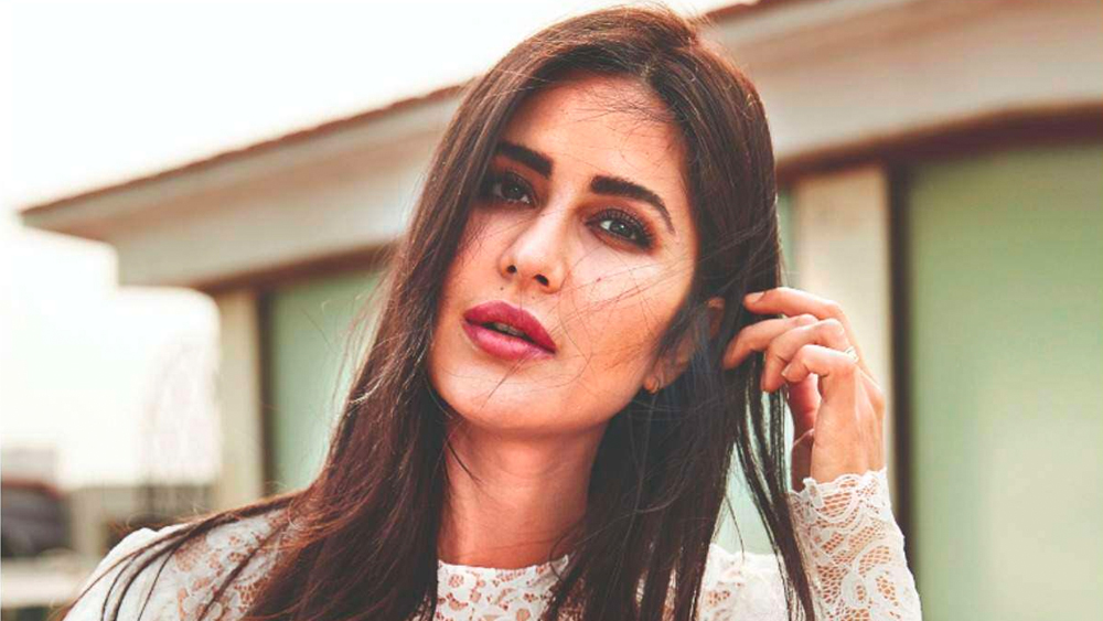 কেন এ রকম করা হল তাঁর সঙ্গে? ক্যাটরিনা জানতে পারেন যে, তাঁর কো-স্টার জনের অনুরোধেই এমন হয়েছে।