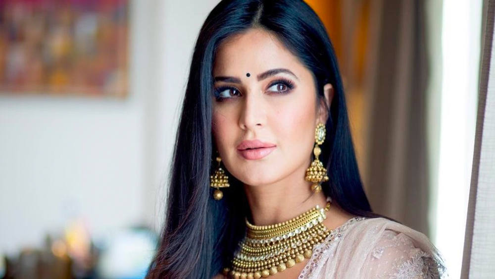 ক্যাটরিনা তখন ভাল ভাবে হিন্দি বলতে পারতেন না। তাঁর হিন্দি উচ্চারণও ভাল ছিল না। সে কারণেই জন নাকি তাঁর সঙ্গে অভিনয় করতে রাজি ছিলেন না।