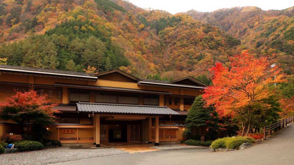 হোটেলের নাম, ‘নিশিয়ামা ওনসেন কেইয়ুনকান’। ফুজিয়ামা পর্বতের কাছে পর্যটকদের প্রিয় গন্তব্যে এই হোটেলটি চলছে সেই ৭০৫ খ্রিস্টাব্দ থেকে।