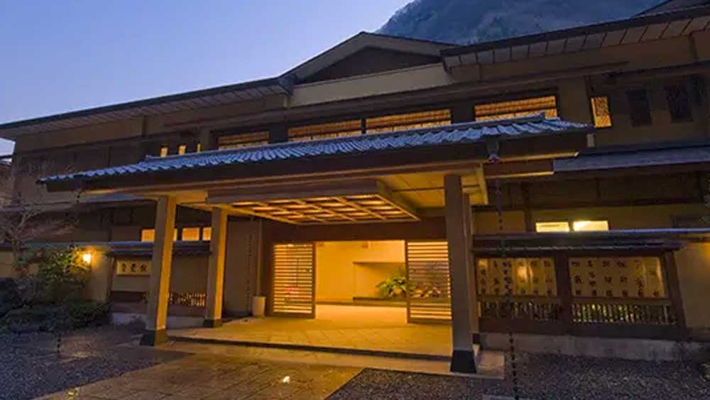 সামুরাই যোদ্ধা, প্রখ্যাত রাজনীতিক-সহ বিভিন্ন ক্ষেত্রের বহু খ্যাতনামা ব্যক্তিত্ব প্রাচীন কাল থেকে এই হোটেলের আতিথ্য গ্রহণ করেছেন। বর্তমানে এই হোটেলে এক রাত কাটাবার ন্যূনতম খরচ ভারতীয় মুদ্রায় ৩৫ হাজার টাকারও বেশি।