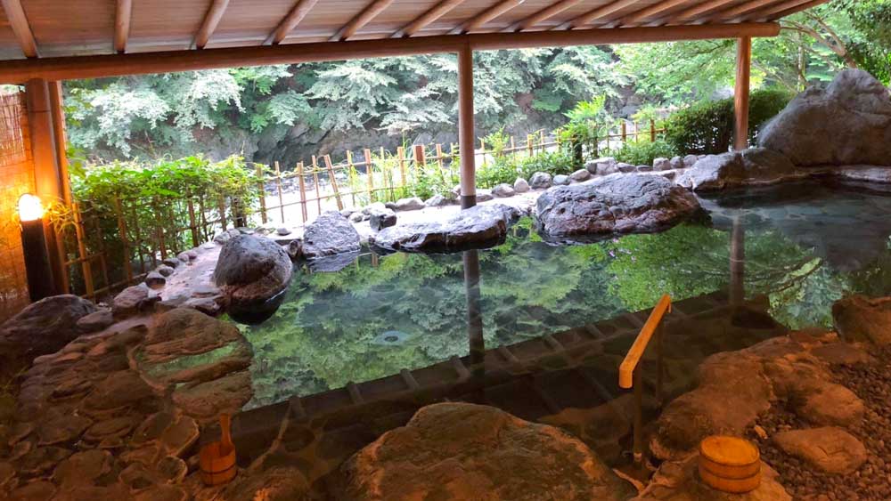 জাপানের হায়াকাওয়া প্রদেশে আকাইশি পর্বতের পাদদেশে এই হোটেলের উষ্ণ জলের উৎস হল স্থানীয় হাকুহো প্রস্রবণ।