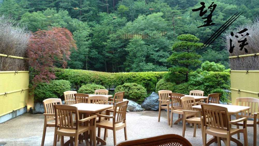 অতিথিদের জন্য হোটেলে মোট ৩৭টি ঘর আছে। কয়েক বছর আগে এমন ব্যবস্থা করা হয়েছে যাতে প্রতি ঘরেই আলাদা করে উষ্ণ প্রস্রবণের জলের যোগান দেওয়া যায়। যাতে অতিথিরা ‘হট স্প্রিং বাথ’-এর সুবিধে নিতে পারেন নিজেদের ঘরে থেকেই।