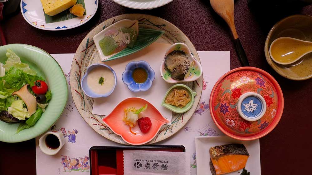 হোটেলের রেস্তরাঁয় বিভিন্ন ধরনের খাবার পাওয়া গেলেও পর্যটকদের পছন্দের শীর্ষে আছে জাপানি খাবারই।