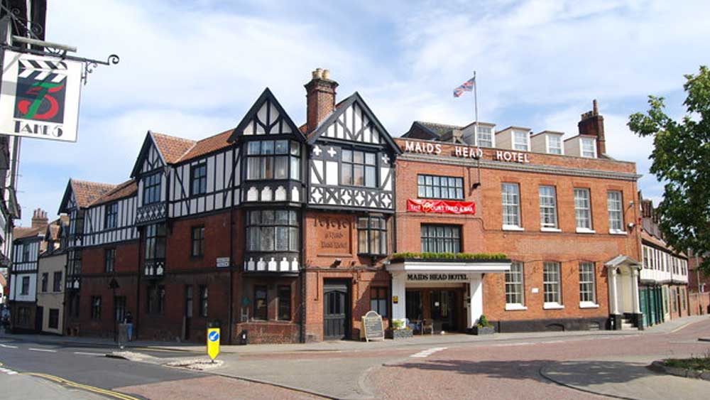 প্রাচীনত্বের গন্ধ গায়ে মেখে বিশ্বের বিভিন্ন প্রান্তে ছড়িয়ে আরও বেশ কিছু হোটেল। সেরকমই একটি হল ইংল্যান্ডের নরউইচের ‘মেইডস হেড হোটেল’। বর্তমান হোটেলের প্রাচীনতম অংশটি তৈরি হয়েছিল পঞ্চদশ শতকে। এর ‘ওক রুম’-এ বসে চায়ের পেয়ালায় চুমুক দেওয়ার মজাই আলাদা।