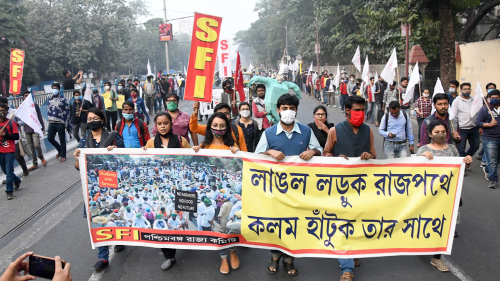 কৃষক আন্দোলনের সমর্থনে এসএফআই-র মিছিল। নিজস্ব চিত্র।