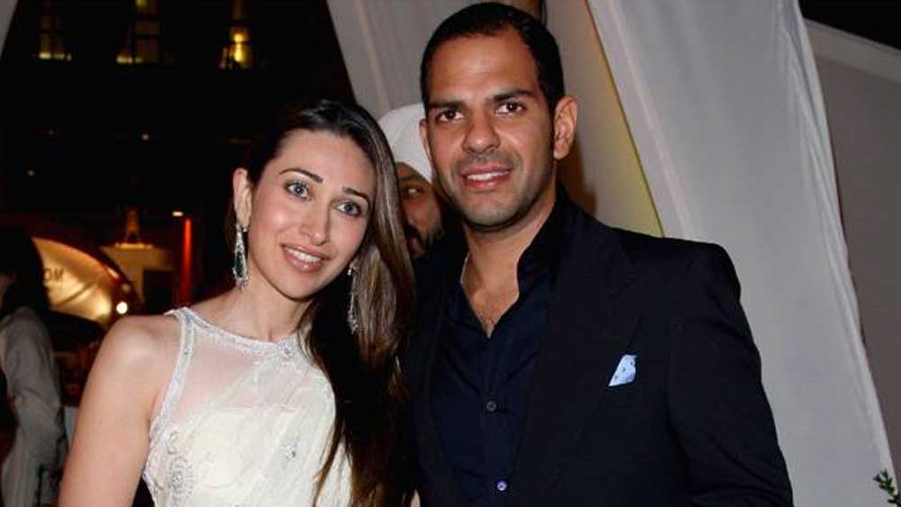 ২০১৬ সালে ভেঙে যায় করিশ্মা কপূরের এক দশকের পুরনো বিয়ে। ডিভোর্স করার সময় করিশ্মা এবং তাঁর স্বামী সঞ্জয়ের মধ্যে ১৪ কোটি টাকার খোরপোশের রফা হয়েছিল। এ ছাড়া প্রাক্তন স্ত্রীকে প্রতি মাসে ১০ লাখ টাকা করে খোরপোশ দিতে সঞ্জয় অঙ্গীকারবদ্ধ।