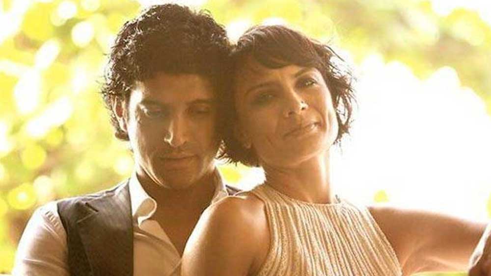 ফরহান এবং অধুনার বিচ্ছেদের খবর সকলকে চমকে দিয়েছিল। বিয়ের ১৬ বছর পরে আলাদা হয়ে গিয়েছিলেন এই সুপারকাপল। মুম্বইয়ের বিলাসবহুল বাংলো নিজের কাছেই রেখেছেন অধুনা। পাশাপাশি প্রতি মাসে ফরহান বড় অঙ্কের টাকা খোরপোশ দেন প্রাক্তন স্ত্রী এবং তাঁদের সন্তানদের জন্য।