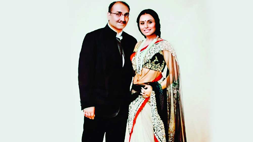 রানি মুখোপাধ্যায়ের স্বামী আদিত্য চোপড়া তাঁর প্রথম পক্ষের স্ত্রীকে ডিভোর্সের সময় ৫০ কোটি টাকা দিতে অঙ্গীকারবদ্ধ ছিলেন বলে শোনা যায়।