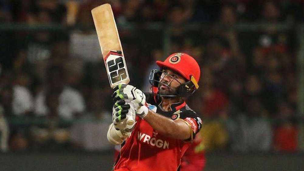 পার্থিব পটেল: এ বারের আইপিএল-এ সুযোগই পাননি এই উইকেটকিপার-ব্যাটসম্যান। রয়্যাল চ্যালেঞ্জার্স ব্যাঙ্গালোর যদি নিলামের আগে তাঁকে ছেড়ে দেয় তা হলে কলকাতা পার্থিবকে দলে নেওয়ার জন্য ঝাঁপাতেই পারে।