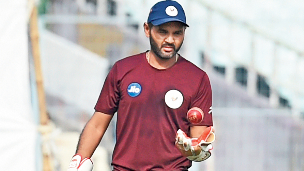 দীনেশ কার্তিককে ছেড়ে দিলে উইকেটকিপার নিতে হবে দলকে। ঋদ্ধিকে না পাওয়া গেলে পার্থিবের দিকে ঝুঁকতেই পারে কলকাতা। ওপেনিং ব্যাটসম্যান এবং উইকেটকিপার দুটো সমস্যাই মিটিয়ে দিতে পারেন তিনি।