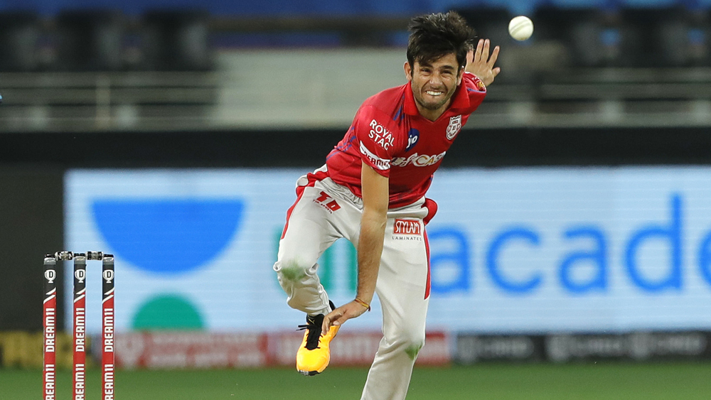 কুলদীপ যাদবের প্রতি আস্থা হারিয়েছে দল। বরুণ চক্রবর্তীর ওপরই ভরসা করে গিয়েছে তারা এ বারে। নিলামে কুলদীপকে ছেড়ে রবির মতো একজন লেগ স্পিনারকে দলে নিলে বাড়বে বৈচিত্র্য।