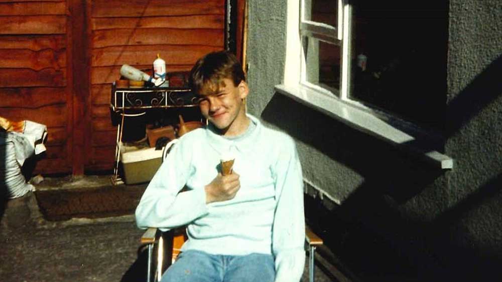 এক সময় একটি স্থানীয় পাবে বাসন ধোয়ার কাজ করতেন ম্যাথু। বাবা সামান্য ঠিকাদারের কাজ করতেন। মা ছিলেন ঘরণী। চার ভাইবোন নিয়ে অভাবের সংসারে বেড়ে উঠেছেন তিনি।