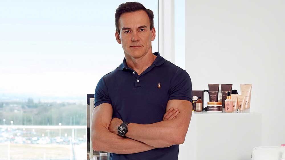 পড়াশোনা খুব একটা পছন্দ ছিল না তাঁর। স্কুলের গণ্ডি পেরিয়ে কলেজে গিয়েছিলেন। কিন্তু কলেজে ঘন ঘন অনুপস্থিতির জন্য বিতাড়িত করা হয়। তার পর একটা গাড়ির যন্ত্রাংশের কারখানায় কাজ নেন।