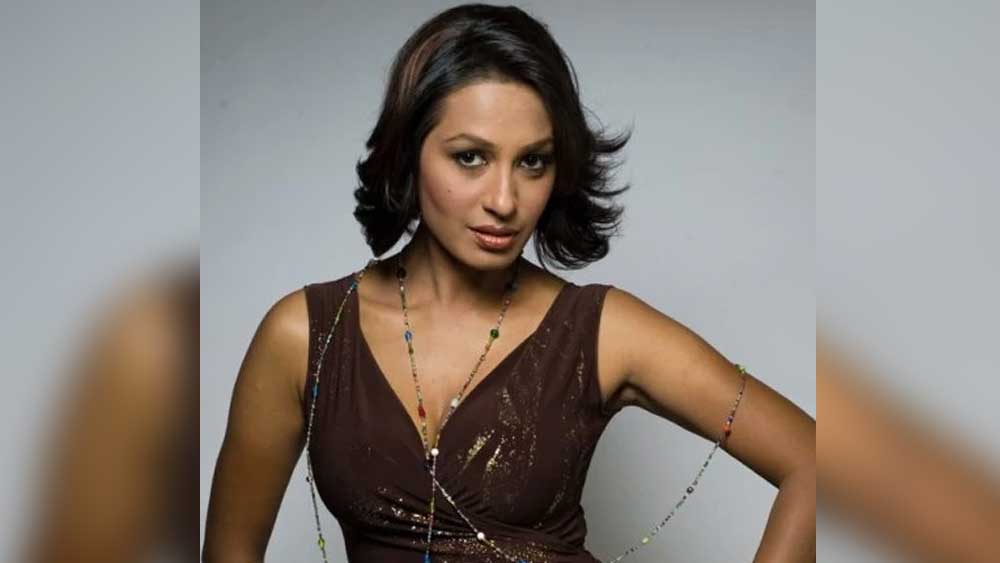 কিন্তু ব্র্যাডের সঙ্গে কাশ্মীরার ৫ বছরের দাম্পত্য ভেঙে যায় ২০০৭ সালে। তাঁদের মাঝে তৃতীয় ব্যক্তি হিসেবে কৃষ্ণা অভিষেকের অনুপ্রবেশের কারণেই ফাটল ধরেছিল সম্পর্কে।