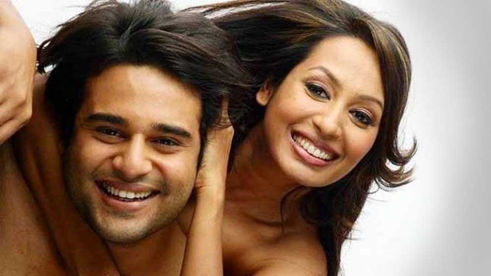 সে বছরই ‘বিগ বস’-এ তাঁদের প্রেমের কথা বলেছিলেন কাশ্মীরা। ২০০৭ সালে ব্র্যাডের সঙ্গে ডিভোর্স হয়ে যায় কাশ্মীরার। সে বছরই ‘নাচ বালিয়ে’-এর সেটে প্রকাশ্যে তাঁকে প্রোপোজ করেন বয়সে ১২ বছরের ছোট কৃষ্ণা অভিষেক।