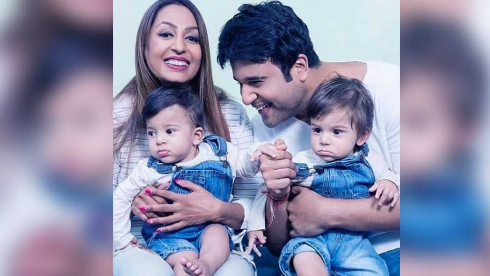 ২০১৭ সালে সারোগেসি পদ্ধতিতে যমজ সন্তানের মা হন কাশ্মীরা। ছেলেদের নাম তাঁরা রেখেছ‌েন রায়ান এবং কৃশাঙ্গ। মাতৃত্বের যন্ত্রণাবিদ্ধ অভিজ্ঞতার কথা পরে শেয়ার করেছেন কাশ্মীরা।