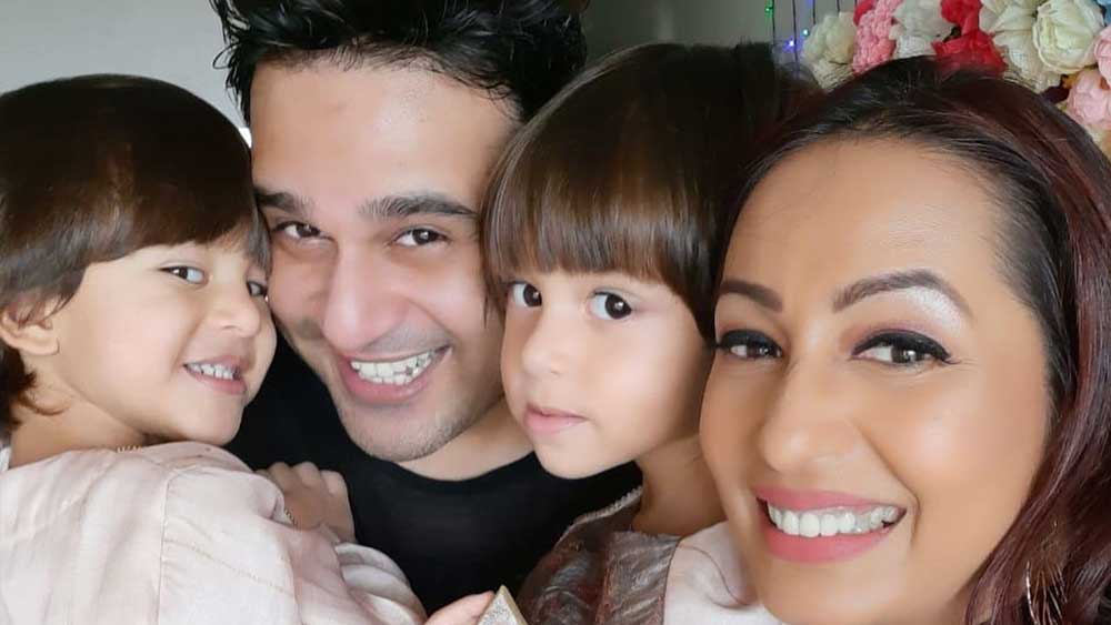 তিনি কি কোনও দিন কাউকে ঠকিয়েছেন? এক সাক্ষাৎকারে এই প্রশ্নের উত্তরে কাশ্মীরা জানান, তিনি প্রথম স্বামীর সঙ্গে প্রতারণা করেছিলেন ঠিকই। কিন্তু বেশি দিনের জন্য নয়। কৃষ্ণা অভিষেকের প্রেমে পড়েছেন, এ কথা বুঝতে পেরেই তিনি সে কথা জানান ব্র্যাডকে। সম্পর্কের মধ্যে লুকোচুরি রাখতে চাননি কাশ্মীরা।