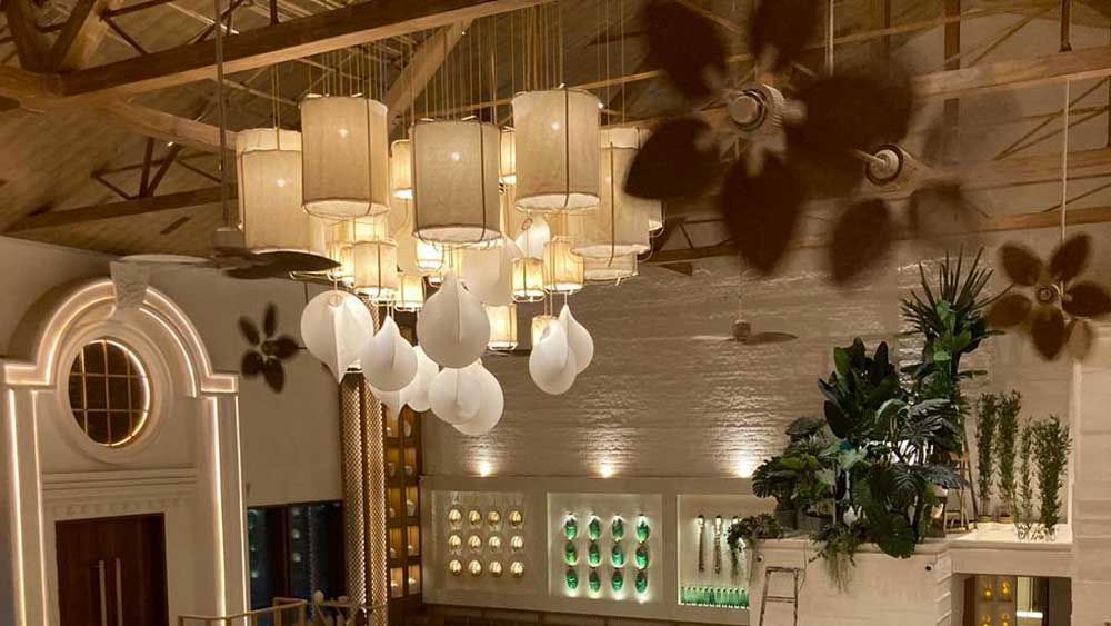 মুম্বইয়ের ওরলিতে অত্যাধুনিক এবং বিলাসবহুল এই রেস্তোরাঁ তাক লাগিয়ে দিচ্ছে রূপসজ্জায়। বিশেষ করে নজর কাড়ছে রেস্তোরাঁর আলোকসজ্জা।