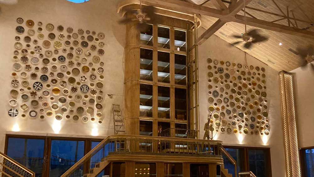 রেস্তোরাঁর নাম রাখা হয়েছে ‘ব্যাস্টিয়ান’। ইতিমধ্যেই অতিথিদের পা পড়েছে রেস্তোরাঁয়।