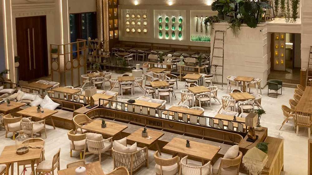 মাধবনের কথায়, ৮ হাজার বর্গফুটের এই রেস্তোরাঁ হল মুম্বইয়ে ভোজনরসিকদের সেরা ঠিকানা।