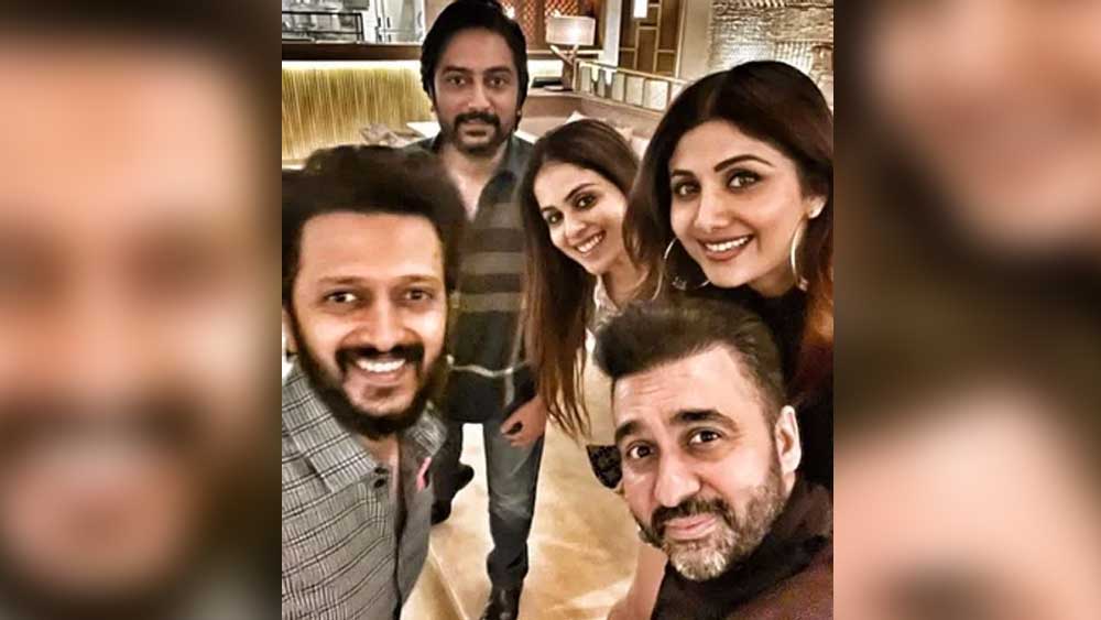 এর আগে শিল্পাও রেস্তোরার একটি ছবি শেয়ার করেছিলেন। সেখানে তিনি নিজের রেস্তোরাঁয় দাঁড়িয়েছিলেন রীতেশ দেশমুখ, জেনেলিয়া ডি’সুজা এবং আরও কয়েক জন বন্ধুর সঙ্গে।