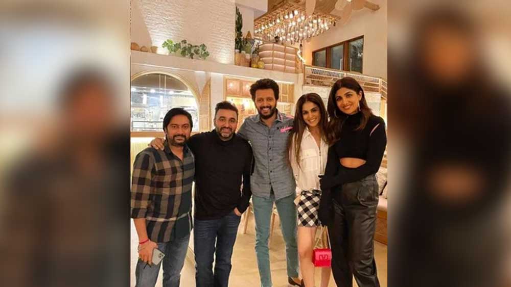 রীতেশ আলাদা করে উল্লেখ করেছেন রেস্তোরাঁর নিরামিষ খাবারের কথা। নিজের পোস্টেও ‘ব্যাস্টিয়ান’-এর ভেগান মেনুর কথা বলেছেন এই অভিনেতা।