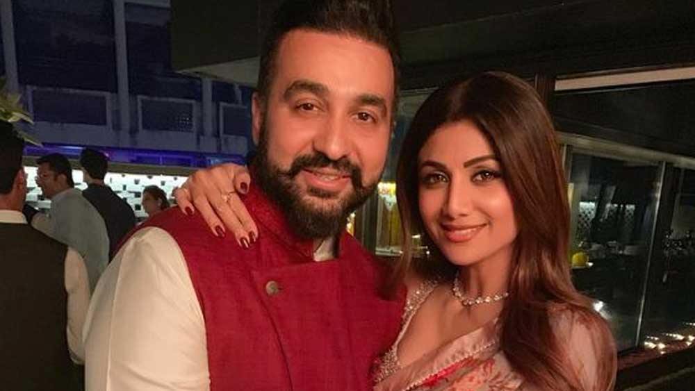 সিনেমায় অভিনয় কমিয়ে দিলেও বিয়ের পর শিল্পা পুরোদস্তুর ঘরবন্দি গৃহিণী হয়ে যাননি। রাজ কুন্দ্রার সঙ্গে তিনিও আইপিএল দল ‘রাজস্থান রয়্যালস’-এর অংশীদার।